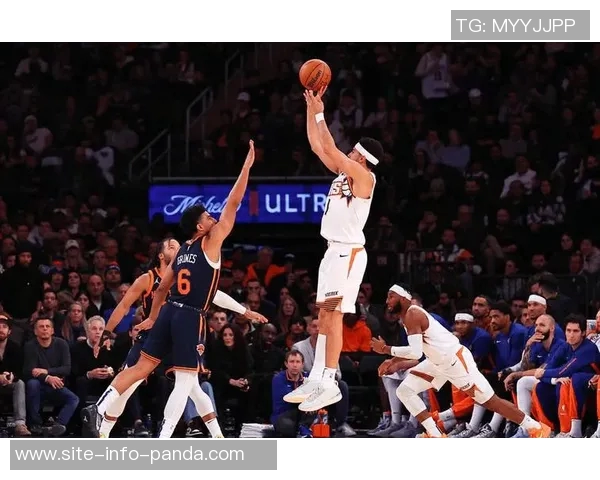 布克下半场狂砍29分却遗憾绝杀三分失手全场32分上半场表现惨淡仅得9中1