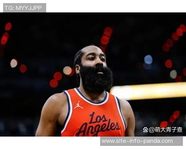 哈登半场表现亮眼三投两中助攻9次助力球队进攻展现全能风采