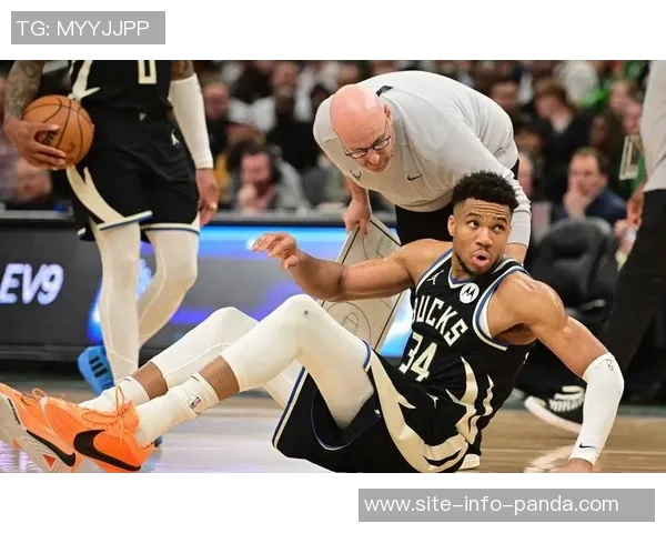 字母哥在勇士禁区如搅拌机般发威半场轻松砍下18分4板3助